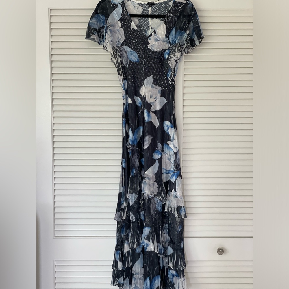 Beautiful Komarov v-neck tiered dress